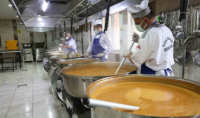 Elazığ'da dev kazanlar, iftar sofraları için kaynıyor