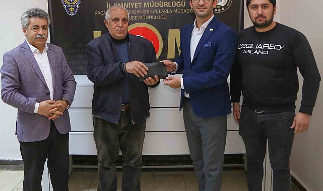 Elazığ'da dolandırılan vatandaşa ziynet eşyaları ve parası teslim edildi