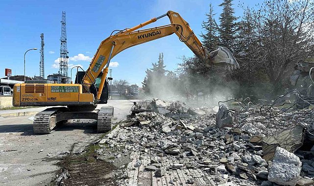 Elazığ'da eski şehirlerarası otobüs terminali yıkım çalışmaları başladı