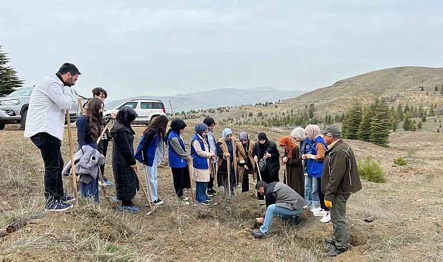 Elazığ'da öğrenciler fidan dikim etkinliğinde buluştu