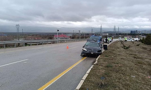 Elazığ'da otomobil refüje çarptı: 2 yaralı