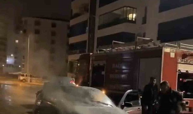 Elazığ'da park halindeki otomobil yandı