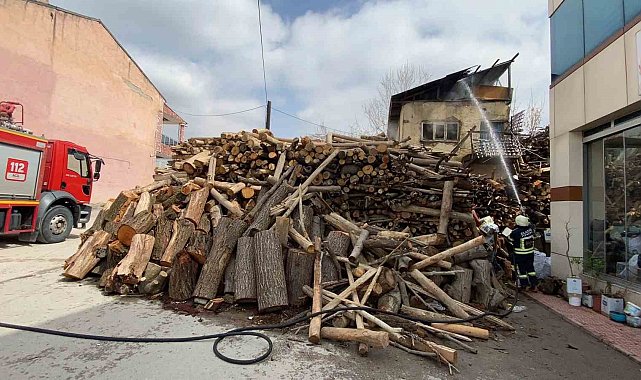 Elazığ'da soba, yangına neden oldu çatı katı kül oldu