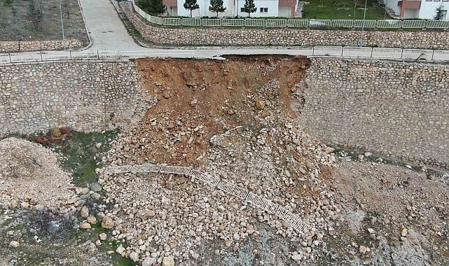 Elazığ'da yağışlarla birlikte istinat duvarı çöktü