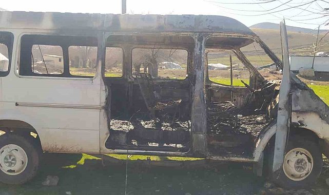 Elazığ'da yanan minibüs kullanılamaz hale geldi