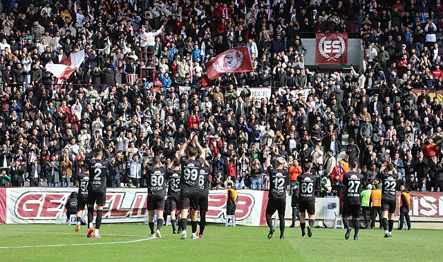Elazığspor taraftarlarıyla coşuyor