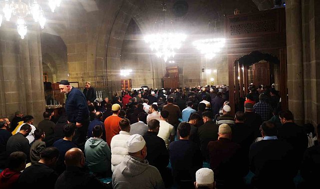 Erzurum'da camiler ilk teravihte doldu taştı