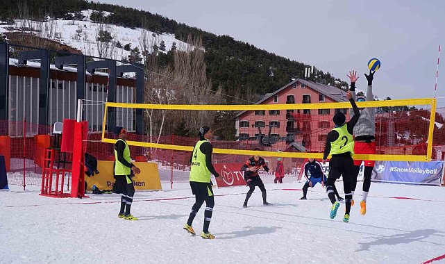 Erzurum'da kar voleybolu heyecanı