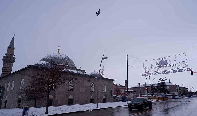 Erzurum'da sokaklara "Hoş Geldin Ya Şehri Ramazan" tabelaları asıldı