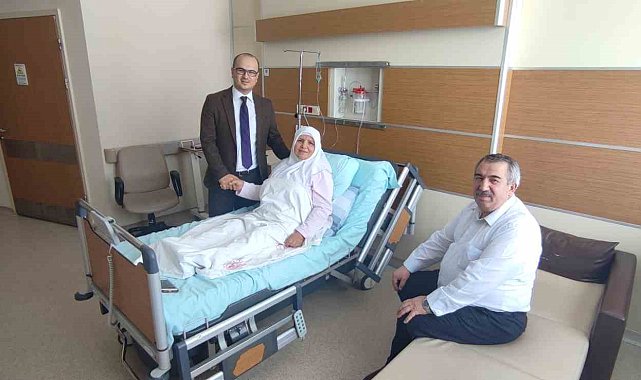 Genç cerrah bu kez annesine şifa oldu