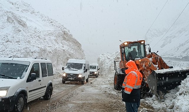 Hakkari-Çukurca karayolu çığlardan temizlendi