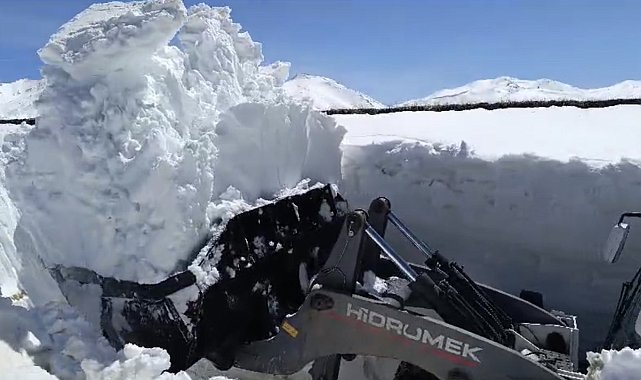 Hakkari'de 7 metreyi bulan karda çalışma