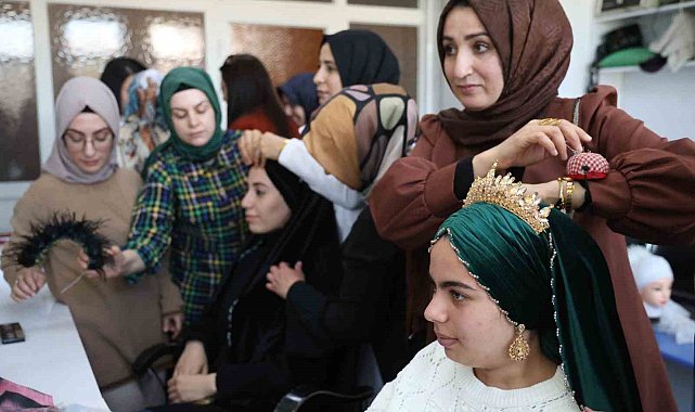 Hayallerini gerçekleştirmek isteyen kadınlar kuaförlük kursunda ter döküyor