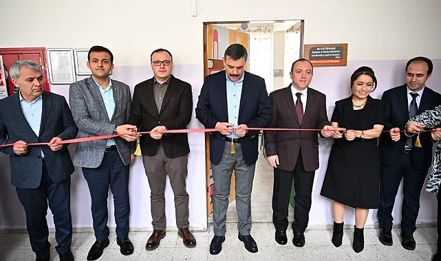Hayırsever çiftten ilkokula kütüphane