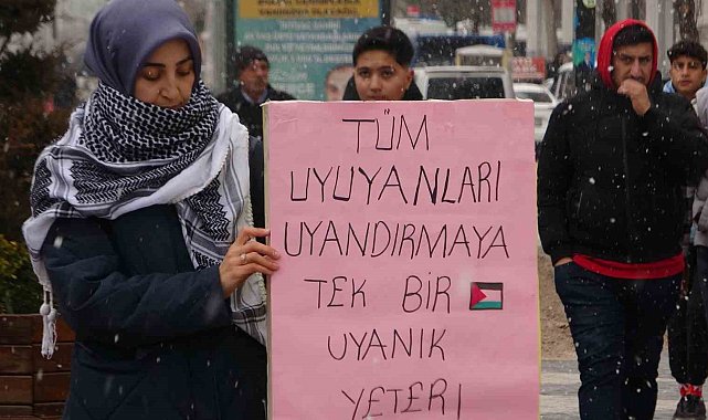 İki kardeş Gazze için her gün aynı yerde saatlerce bekliyor