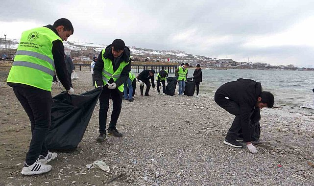 İmam Hatip Lisesi öğrencileri Van Gölü sahilini temizledi