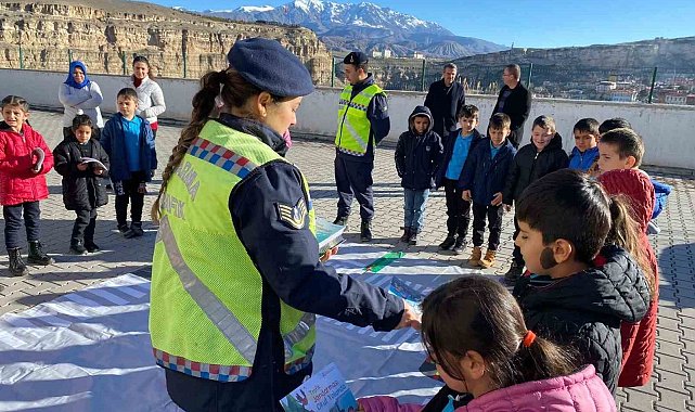 Jandarmadan öğrencilere trafik kuralları eğitimi