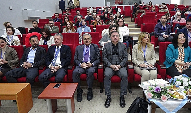 Kafkas Üniversitesi'nde kadın hastalıkları üzerine sempozyum düzenlendi