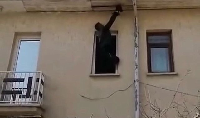 Kanadı çatı arasına sıkışan kargayı itfaiye kurtardı