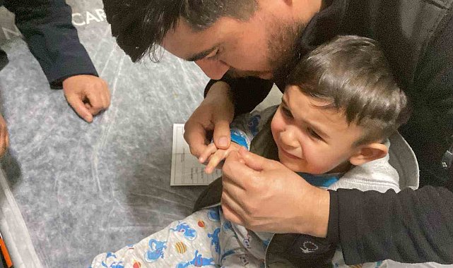 Kapak açacağına parmağını sıkıştıran çocuğu itfaiye kurtardı