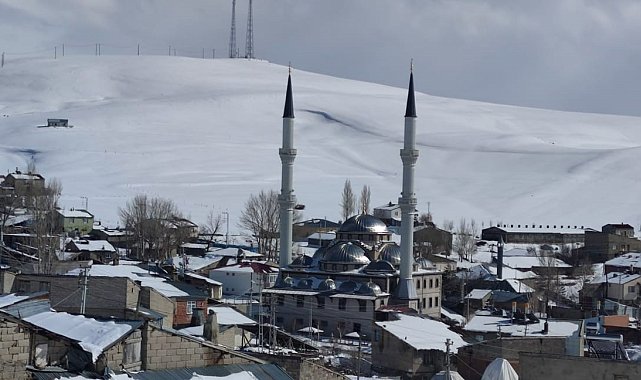 Kar yağışı Aşkale'yi esir aldı