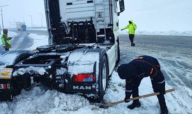Karda kayan jandarma aracını özel idare ekipleri kurtardı