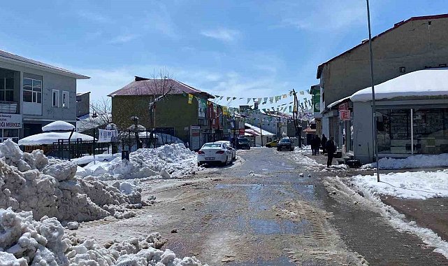 Karlıova Belediyesinden karla mücadele mesaisi