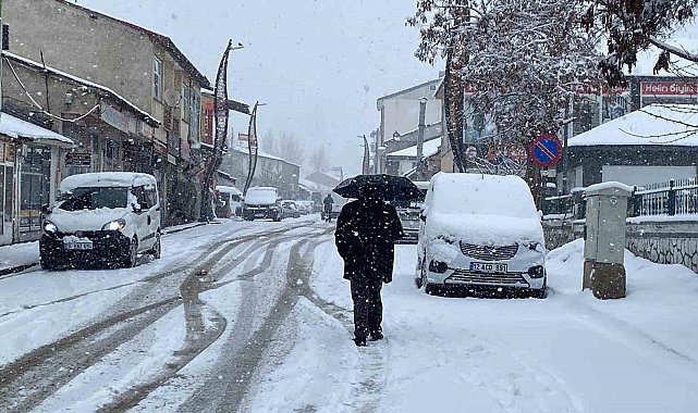 Karlıova'ya kış geri geldi, kar kalınlığı 15 santimi aştı