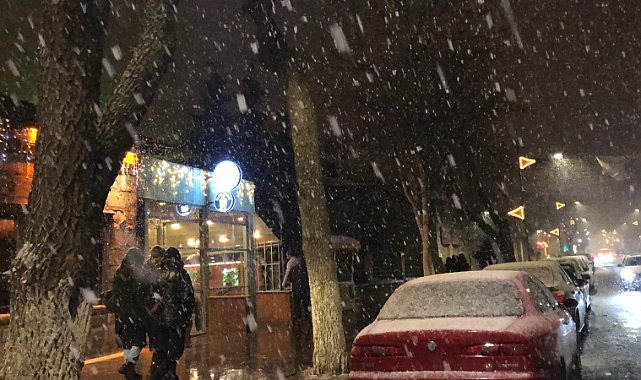 Kars’a lapa lapa kar yağdı