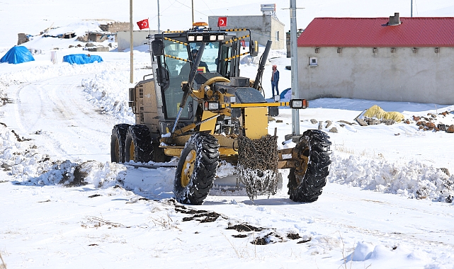 Kars'ta kar yağışı nedeniyle kapanan 47 köy yolu ulaşıma açıldı