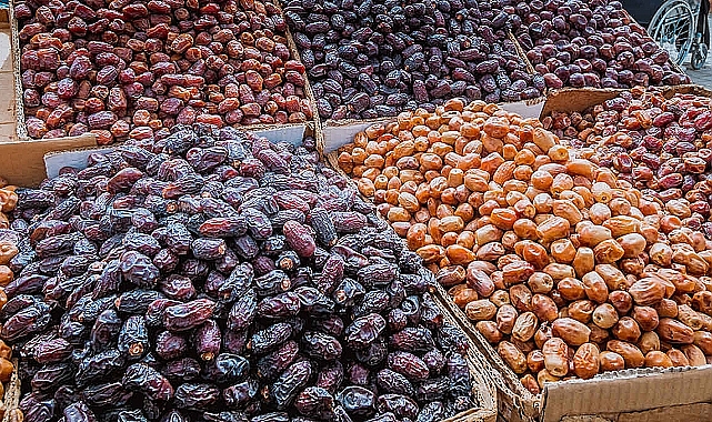 Kars'ta Ramazan hurmaları tezgahlarda