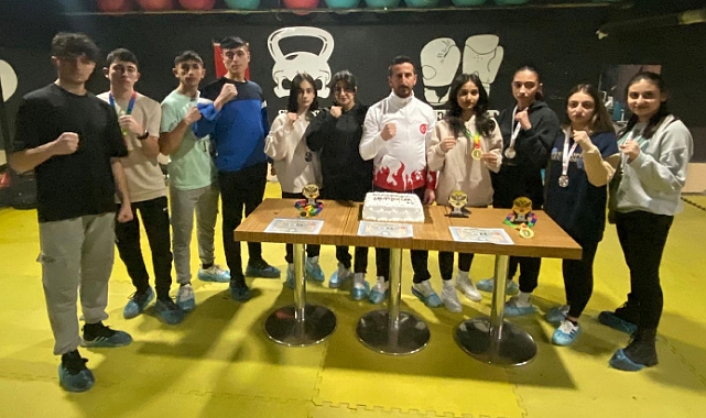Kars’ta şampiyonluk pastası kesildi