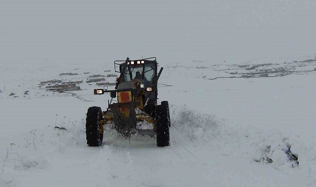 Kars'ta kar 47 köy yolunu ulaşıma kapadı