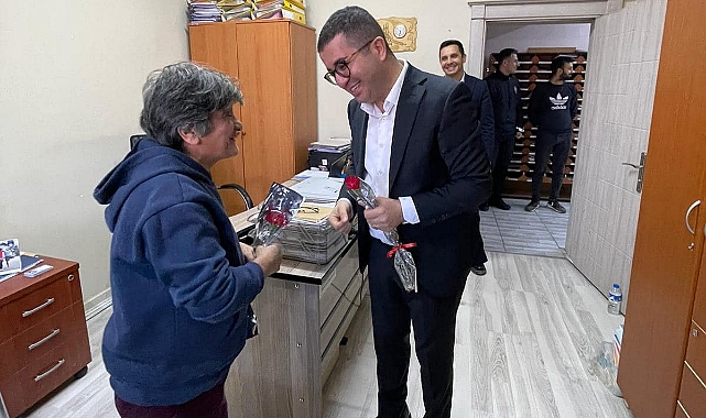 Kaymakam Daştan’dan kadınlara çiçek
