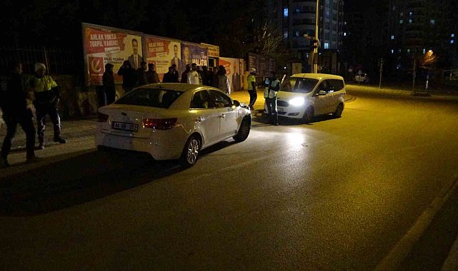 Kazada savrulan araç ile istinat duvarı arasına sıkışan şahsın bacağı koptu