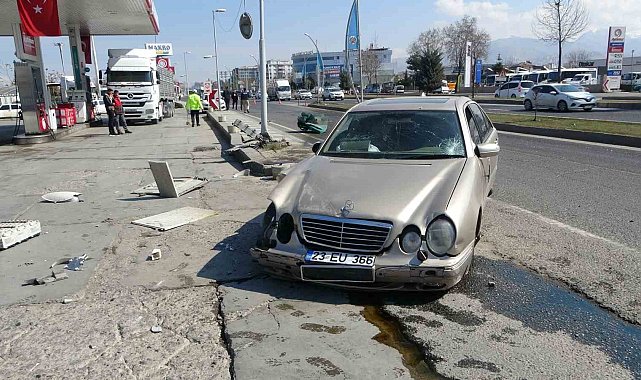 Kontrolden çıkan otomobil akaryakıt istasyonuna daldı