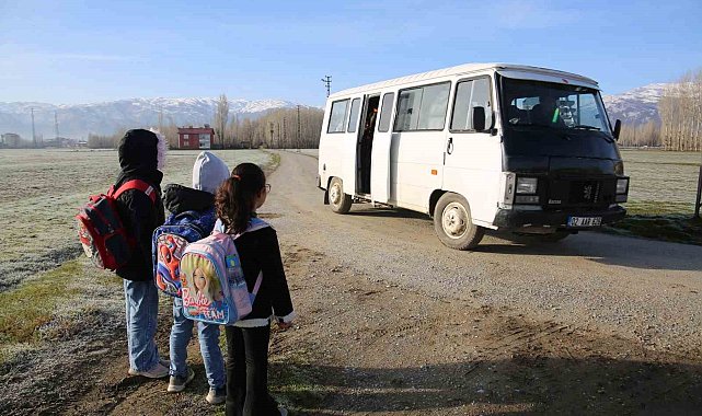Krediyle aldığı aracı ücretsiz öğrenci servisine dönüştürdü