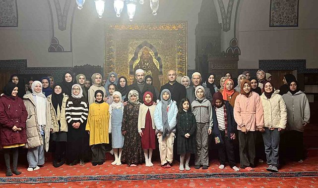 Kur'an kursu öğrencileri tarihi camide iftar açtı