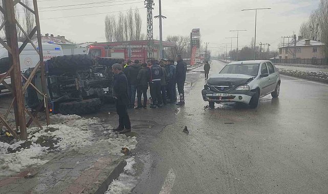 Malazgirt'te traktör ile otomobil çarpıştı