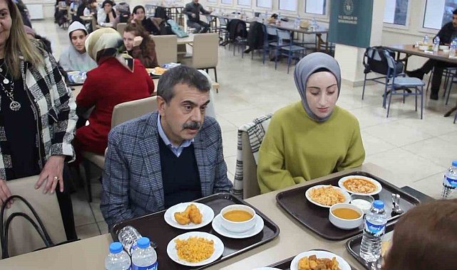 Milli Eğitim Bakanı Tekin öğrencilerle iftar yaptı