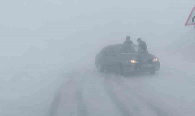 Muradiye'de kar ve tipiden kapanan yollar ulaşıma açıldı