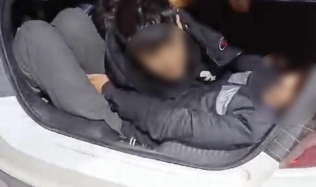 Polisin durdurduğu aracın bagajından kaçak göçmen çıktı