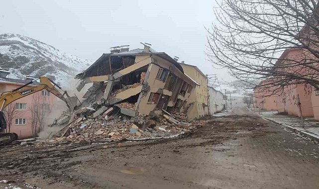 Pülümür'de, ağır hasarlı konutların yıkımına başlandı