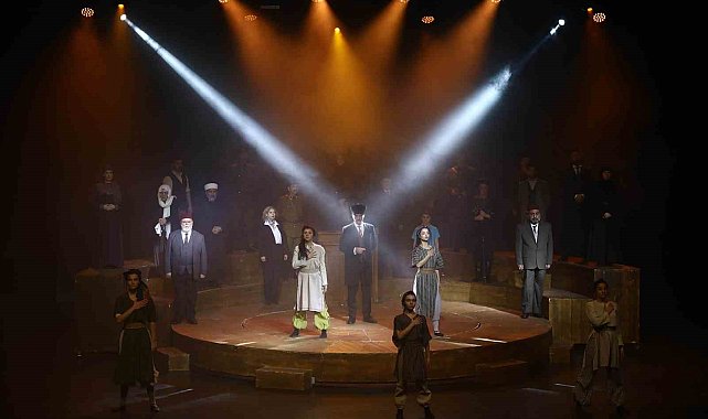 "Cumhuriyet'e doğru" tiyatro oyunu, Atatürk Üniversitesi ev sahipliğinde sahnelendi