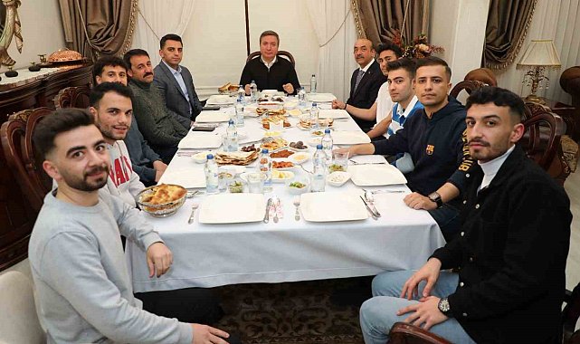 "Gurbetteki Ailem" projesiyle üniversitesi öğrencileri ramazanda aile sıcaklığını hissediyor