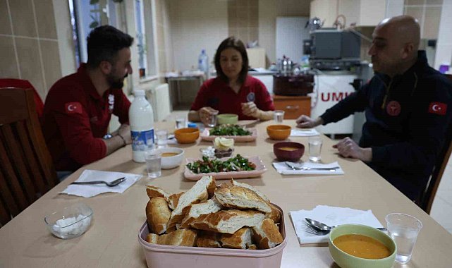 Sağlık çalışanları ilk iftarlarını görev başında yaptı