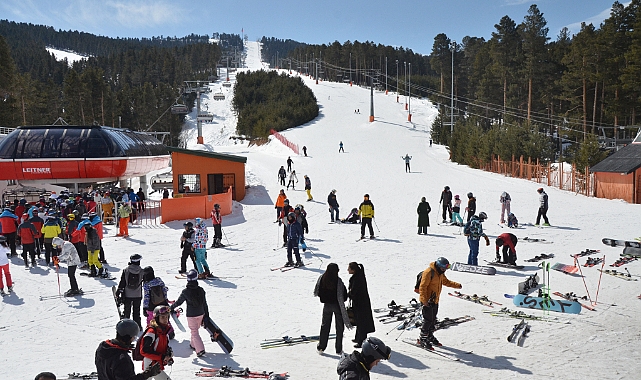 Sarıkamış Kayak Merkezi'nde ilkbaharda kayak keyfi sürüyor