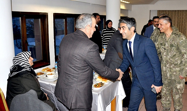 Sarıkamış Kaymakamı Aslantatar, şehit aileleri ve gazilerle iftarda buluştu