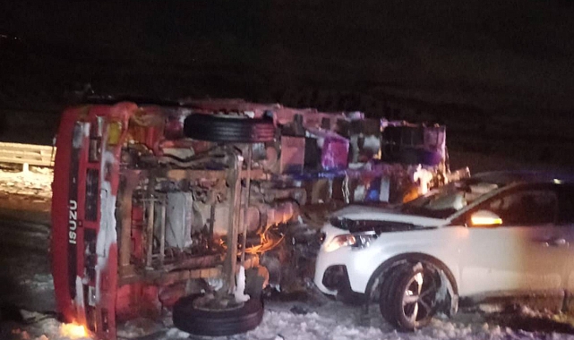 Sarıkamış'ta kar nedeniyle devrilen kamyona otomobil çarptı, 3 kişi yaralandı