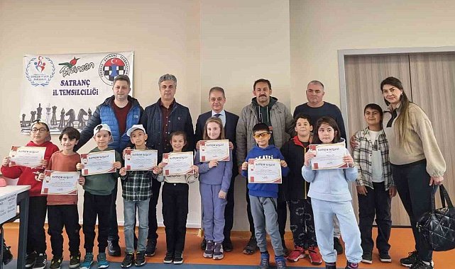 Satranç turnuvasında dereceye girenler ödüllendirildi